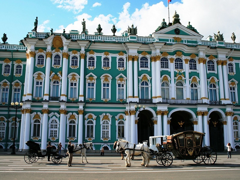 Front image of Winter Palace in Saint Petersburg