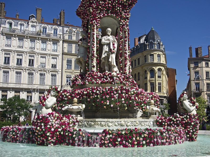 Photo of a landmark decorated during the Lyon Flower Festival