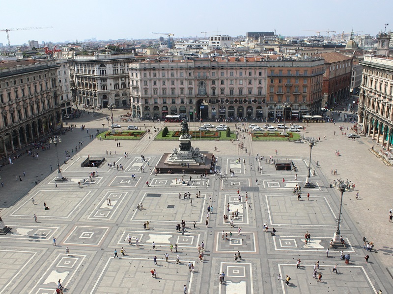 Image of the main city square in Milan
