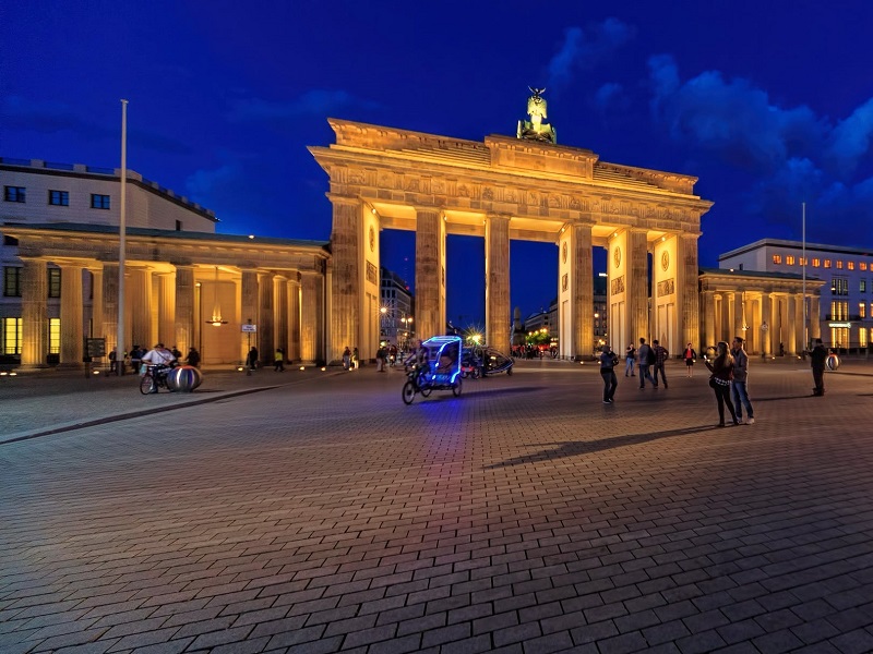Image taken at night of the Brandenburgh Gate.