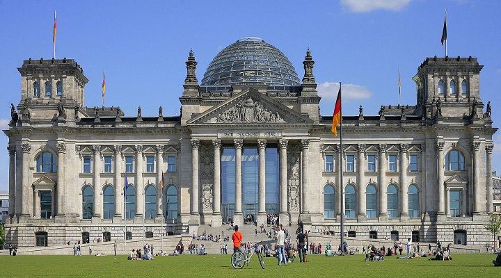 Front view of the Reichstag building in Berlin.