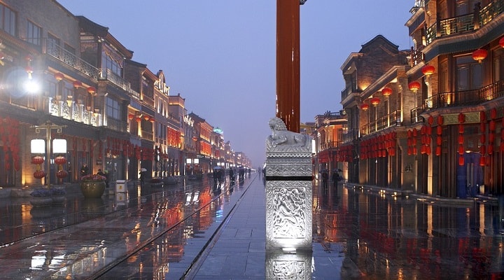 Image of a streets with old Chinese buildings in the rain.